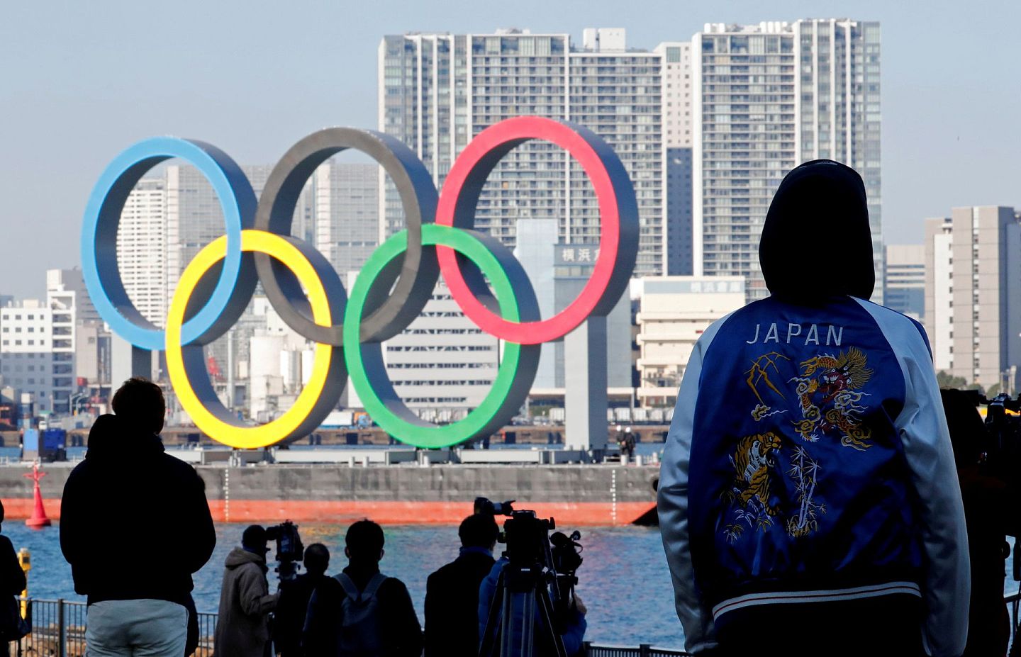 图为2020年12月1日，日本东京御台场海滨公园的奥运五环标志。（Reuters）