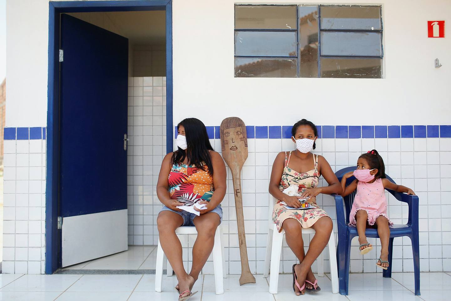 2020年10月4日，巴西瓜拉哈拉州土著民族的妇女在新冠病毒疾病传播过程中戴着防护口罩，在巴西马拉乔州格拉乔市的莫罗·布兰科土著村落的一所社区学校里。 （路透社/ Adriano Machado）