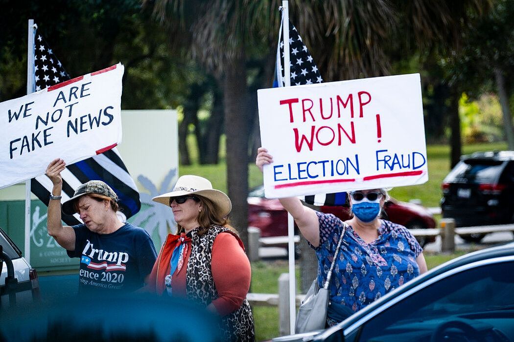 在棕榈滩的一条街道，支持者最后一次夹道欢迎特朗普的车队。