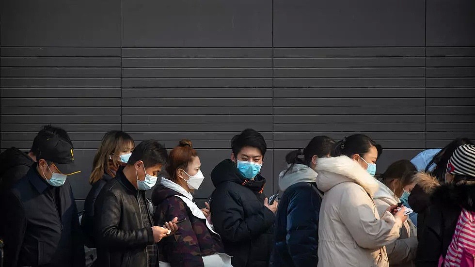 2021年1月22日，在北京市中心，市民排队进行大规模核酸检测。在发现疫情反弹后，北京已下令对约200万人进行新一轮的冠状病毒测试。