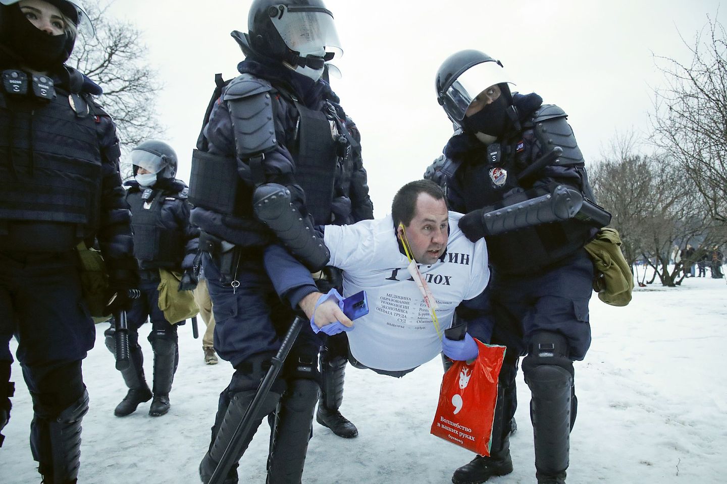 1月23日，俄罗斯爆发大规模示威活动。图为3名警察押运示威者。（AP）