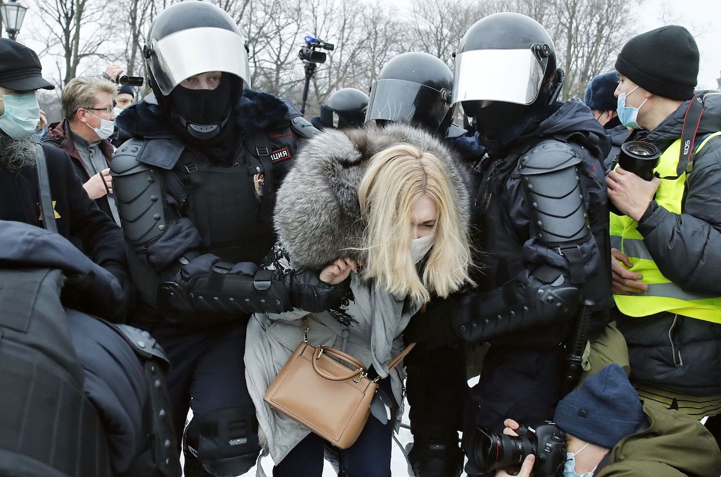 1月23日，俄罗斯爆发大规模示威活动。图为警方逮捕一名女性示威者。（AP）