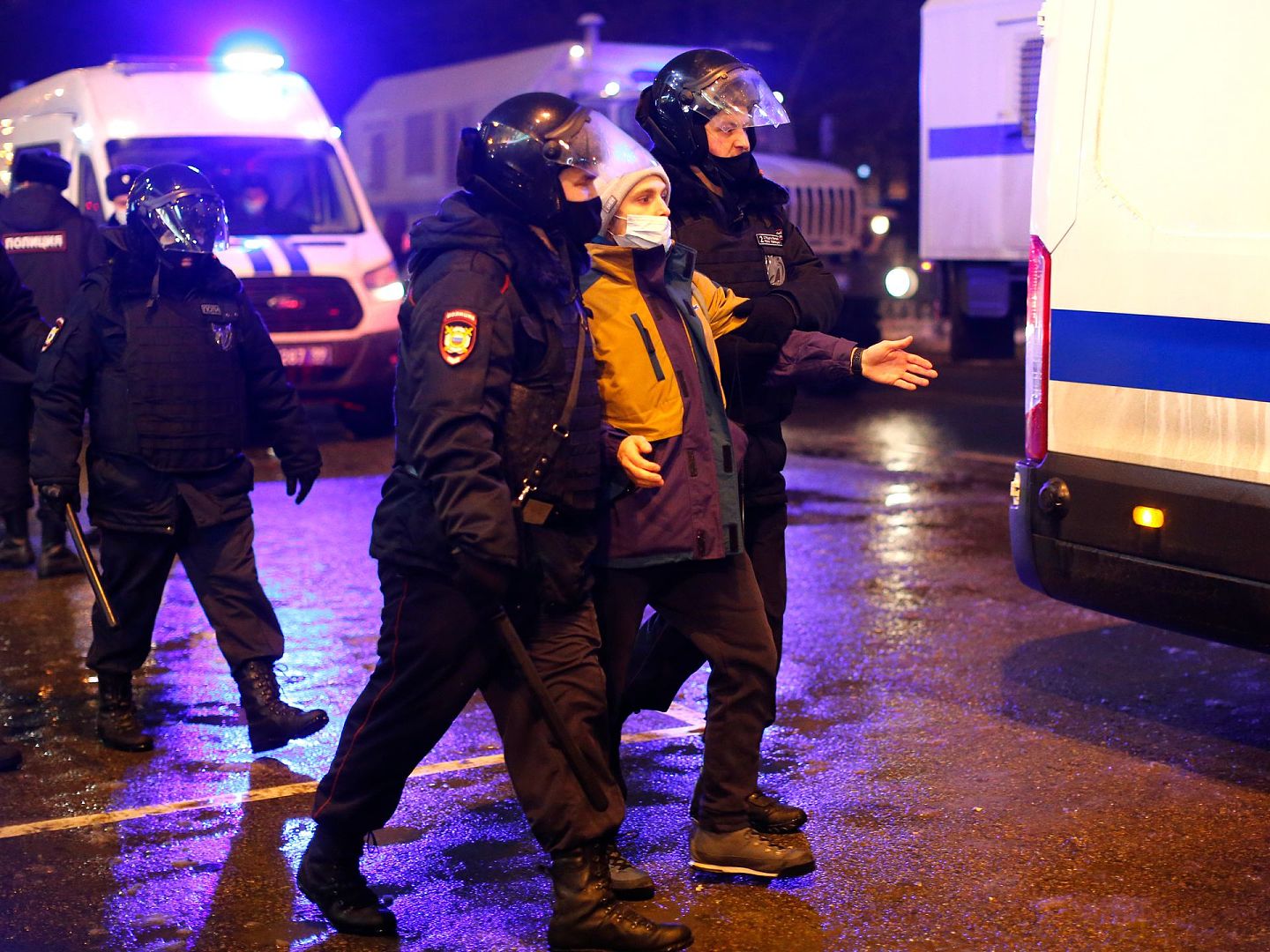 1月23日，俄罗斯爆发大规模示威活动。图为警方在夜间逮捕一名示威者。（AP）