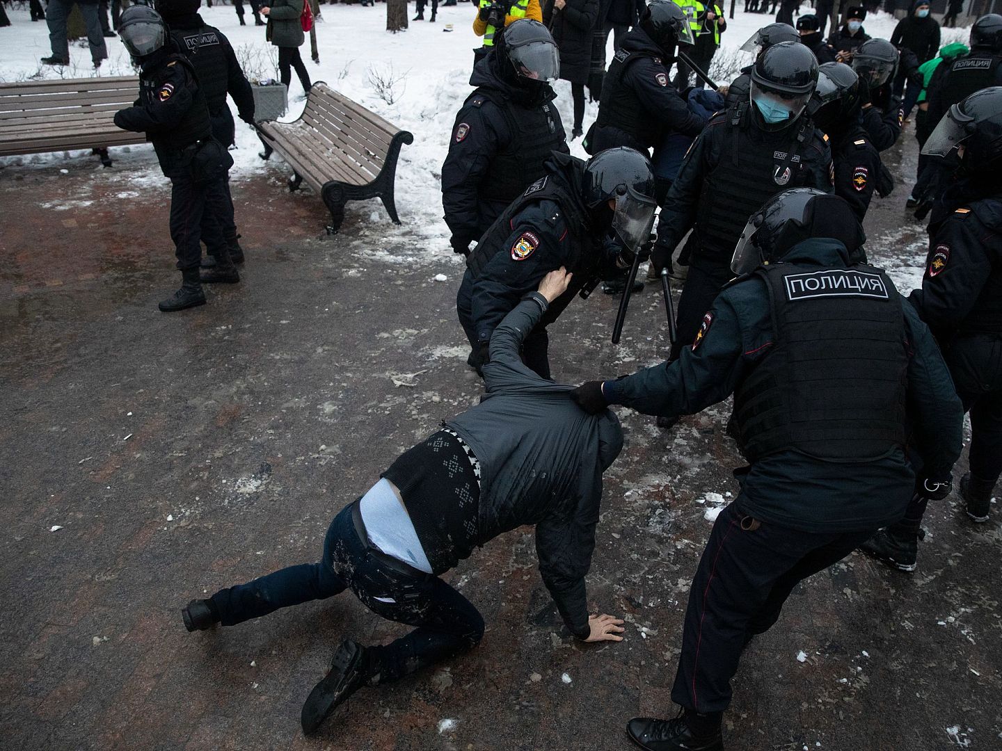 1月23日，俄罗斯爆发大规模示威活动。图为警方与示威者互相推攘。（AP）