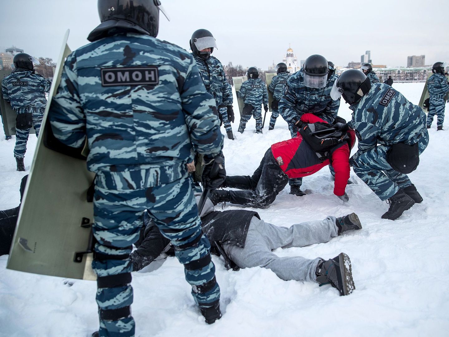 1月23日，俄罗斯爆发大规模示威活动。图为警方与示威者在雪地上发生冲突。（AP）