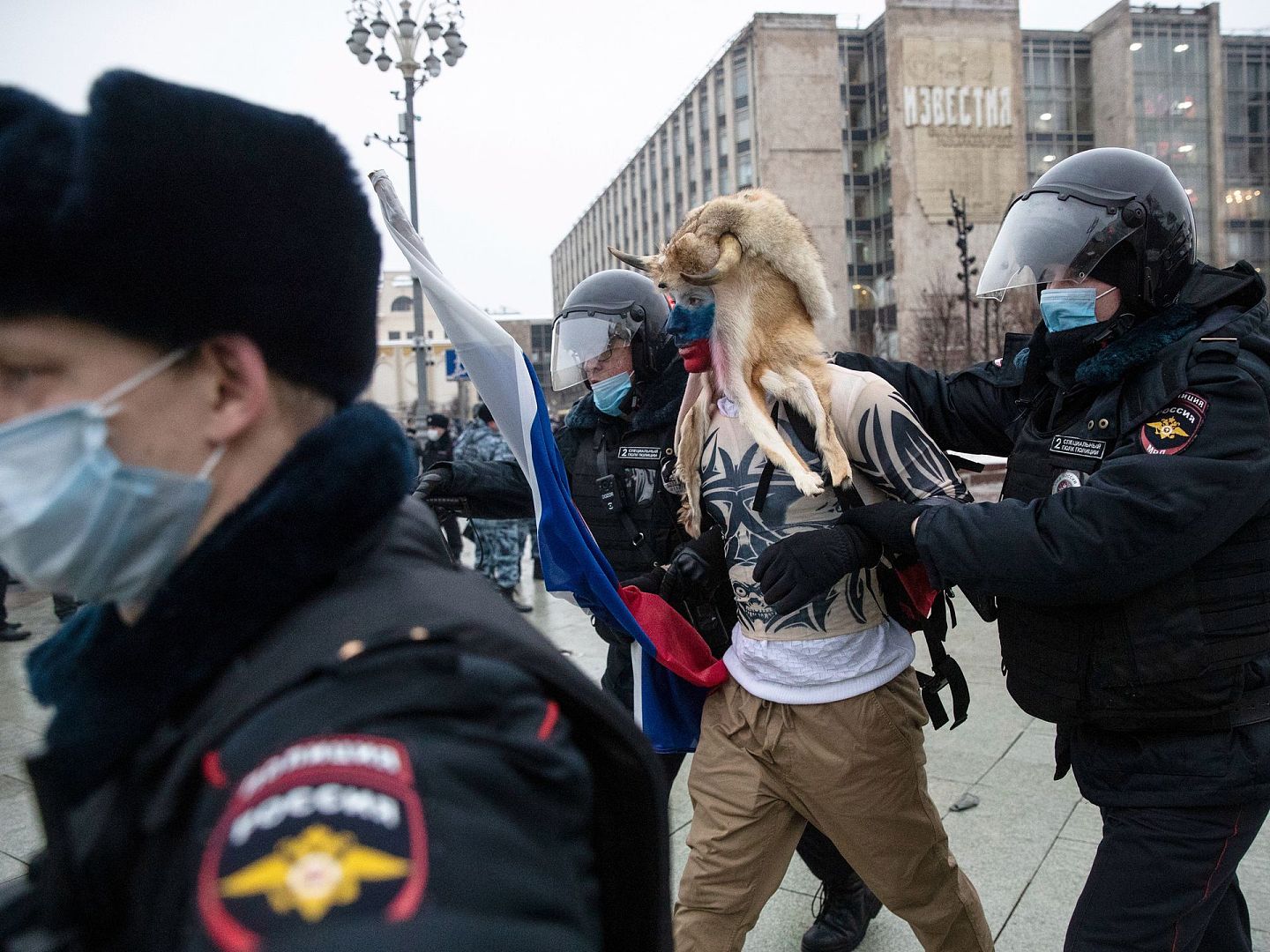 1月23日，俄罗斯爆发大规模示威活动。图为警方在抗议活动中拘留了一名头戴带角毛皮帽子，手持俄罗斯国旗的男子。（AP）
