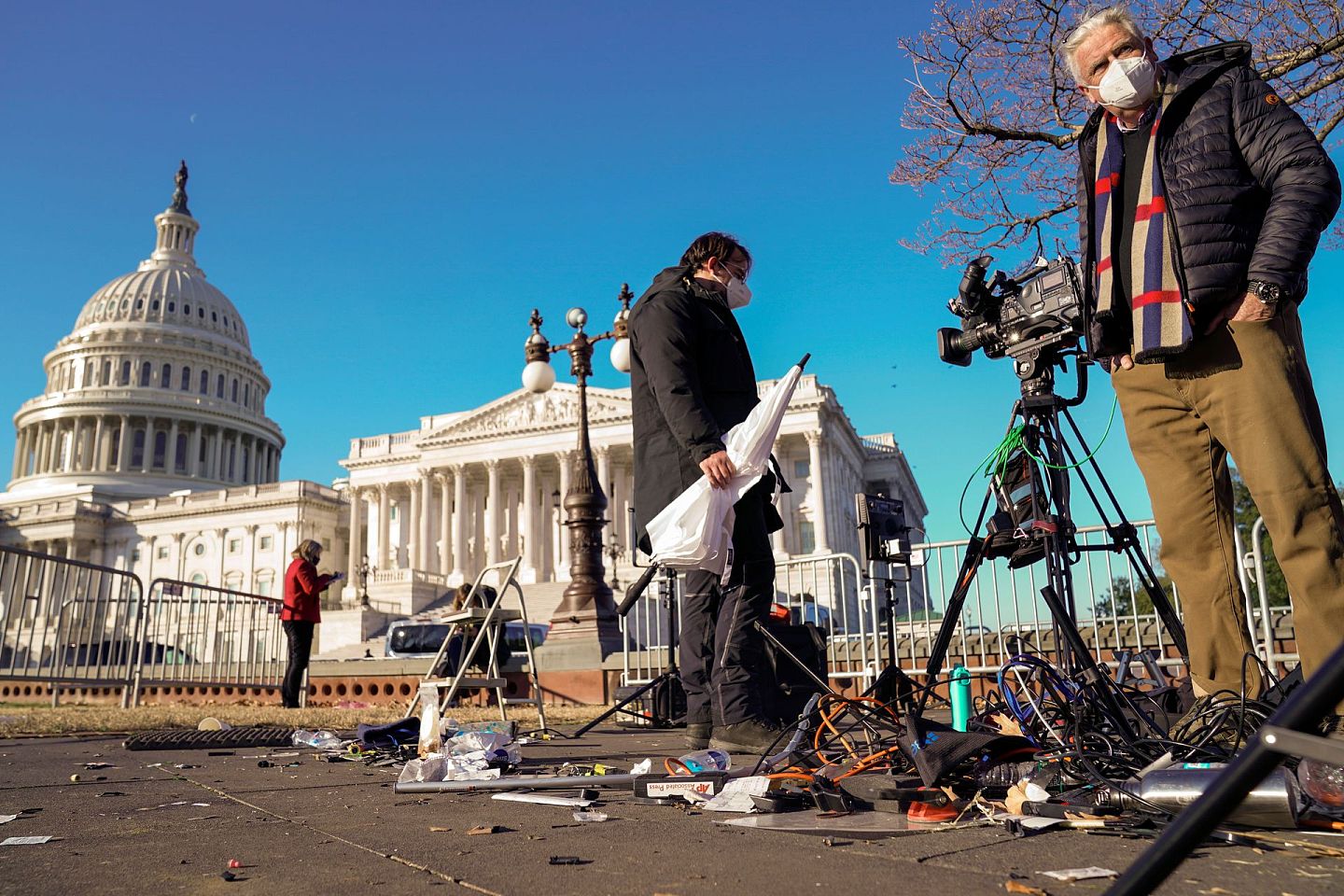 2021年1月7日，新闻媒体的工作人员在调查国会大厦外设备的受损情况。（Reuters）