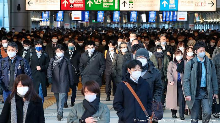 Coronavirus Japan Tokio | Berufspendler mit Masken