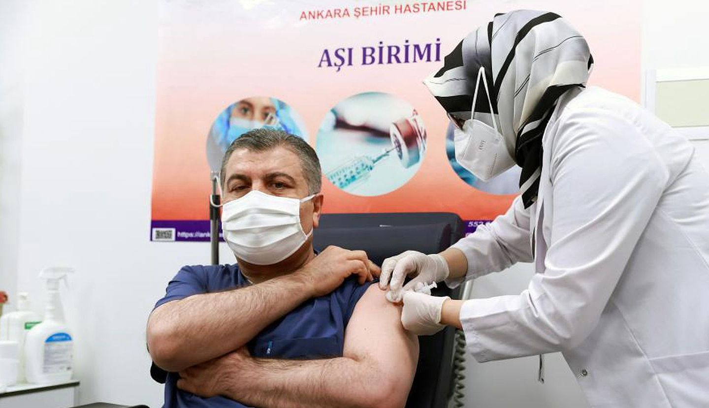 2021年1月13日土耳其卫生部长接种了中国科兴公司研发的新冠疫苗。（新华社）