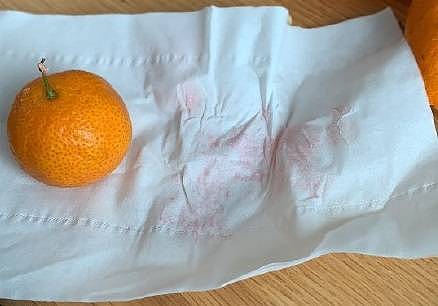 乌鲁木齐网友分享自己的实测照片，无语表示，「乌鲁木齐吃染色的橘」。 （图取自微博）