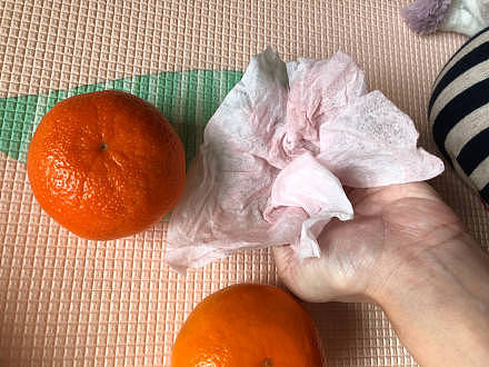 湖南长沙网友分享自己的实测照片，惨呼「超市买的沃柑，一样染了色」。 （图取自微博）