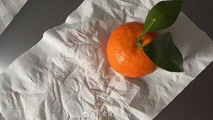 北京网友分享自己的实测照片，狠酸「刚在永旺国际商城购物中心买的橘子，干得漂亮！」（图取自微博）
