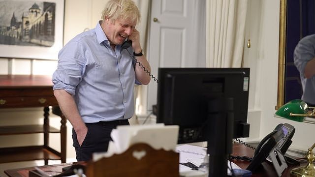 首相府发布约翰逊和拜登通电话时的照片。