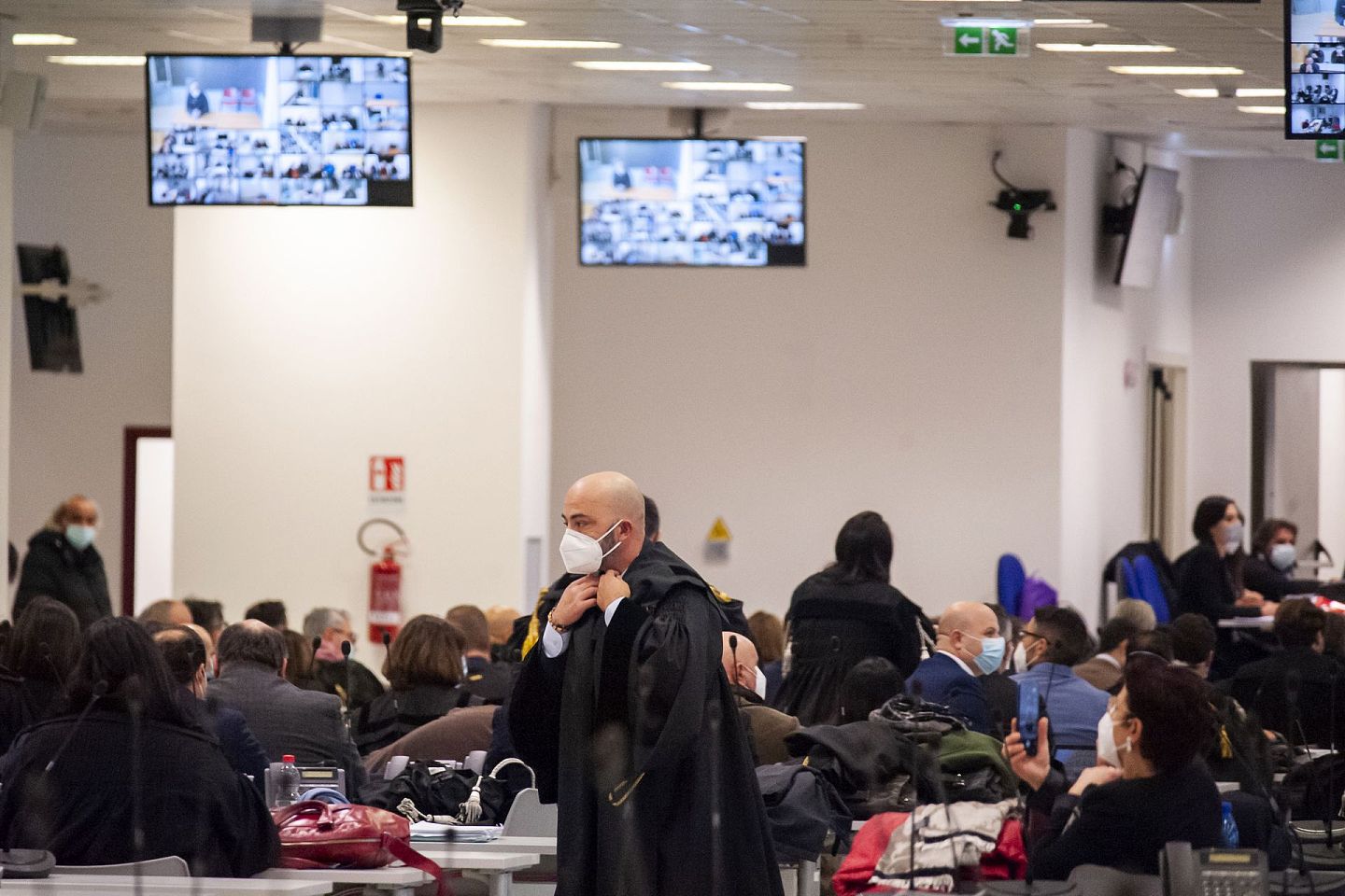 2021年1月13日，意大利开庭审理光荣会专案，涉及355名被告，900余人出庭作证。据称，这将是意大利数十年来进行的最大规模的审判。 （AP）