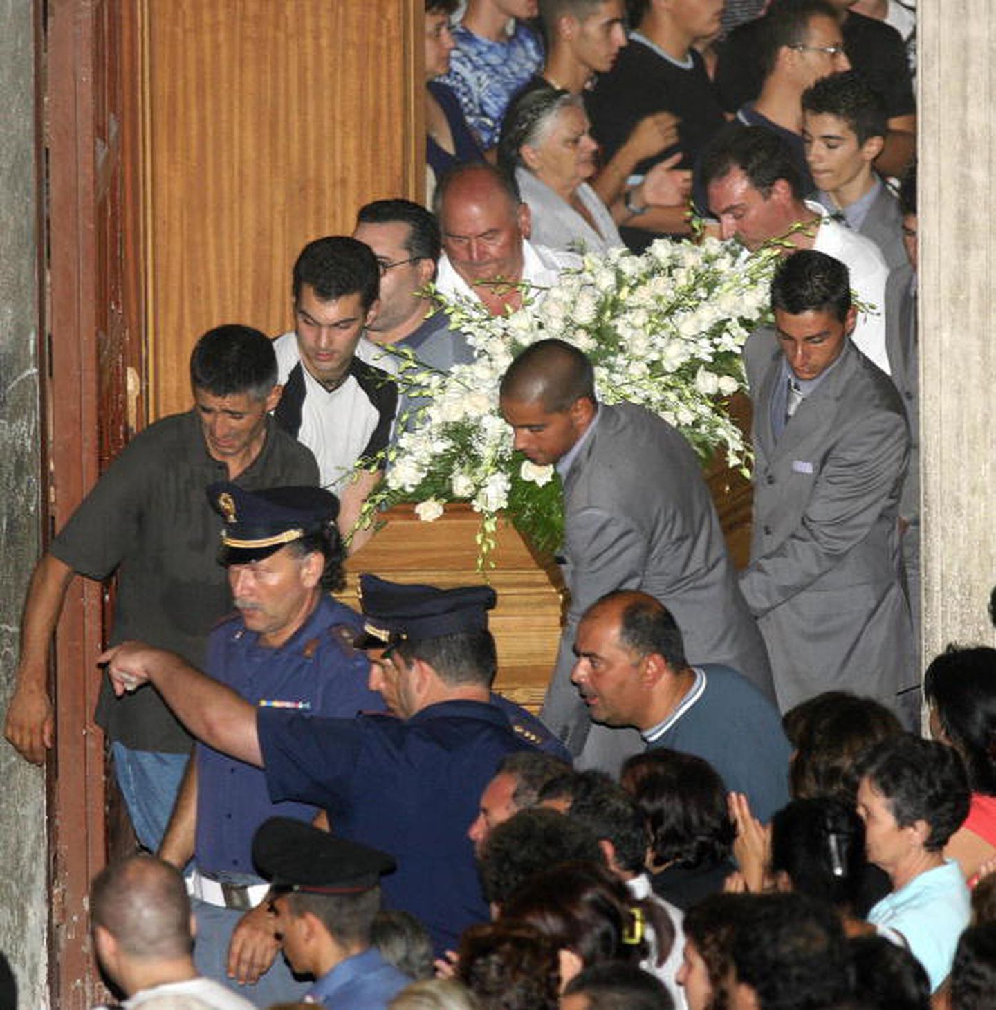 2007年8月23日，卡拉布里亚当地居民为当月15日在德国杜伊斯堡袭击案中身亡的两名男子举行葬礼。在这场由光荣会成员策划并实施的暴力犯罪中共有六名当地男子身亡。（Getty Images）