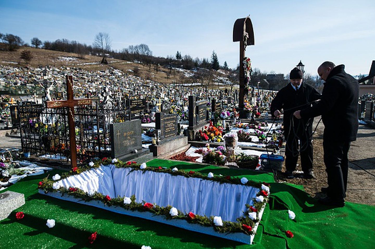 光荣会的暴力犯罪不仅限于意大利国内，图为2018年3月3日，斯蒂尔夫尼克（斯洛伐克），当地民众为遭光荣会暗杀身亡的资深斯洛伐克调查记者库恰克（Jan Kuciak）举行葬礼。（Getty Images）