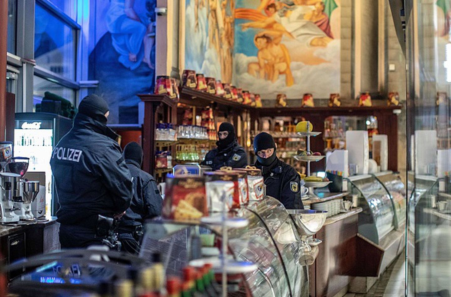 2018年12月5日，德国警方突袭搜查了位于杜伊斯堡的某家冷饮咖啡店。据悉，该店被警方怀疑是光荣会在该地的某处秘密联络点。（Getty Images）
