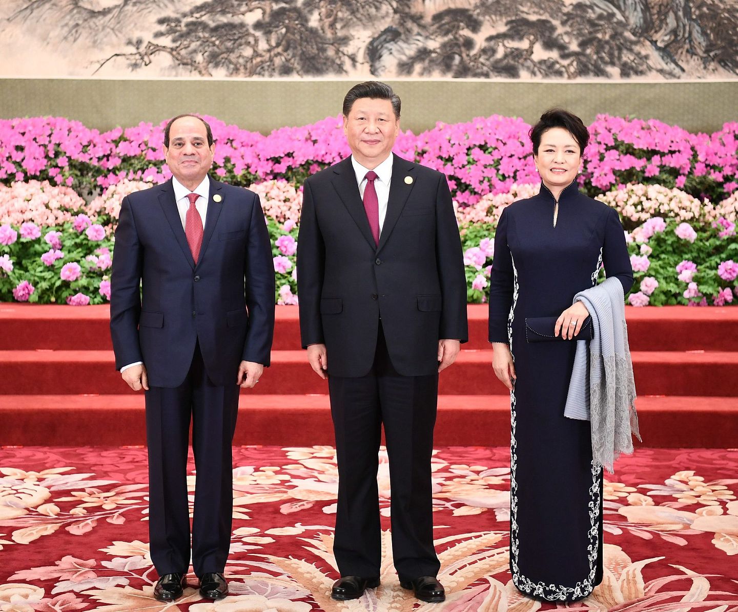 2019年4月26日，习近平和夫人彭丽媛在北京人民大会堂举行宴会，欢迎出席第二届“一带一路”国际合作高峰论坛的外方领导人夫妇及嘉宾，图中习近平和彭丽媛正欢迎塞西。（新华社）