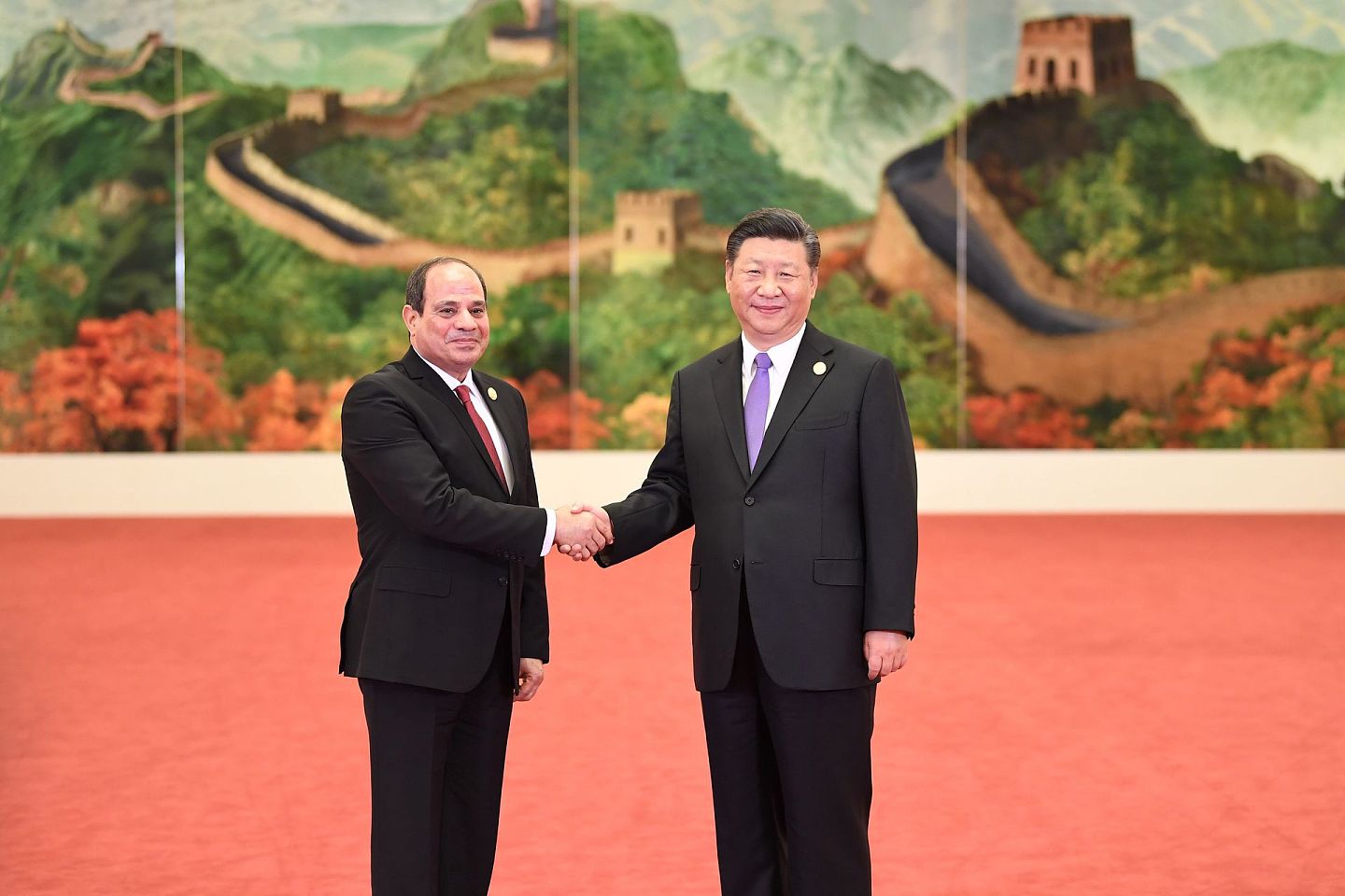 2018年9月3日，中国国家主席习近平（右）在北京人民大会堂迎接出席中非合作论坛北京峰会的埃及总统塞西。（新华社）