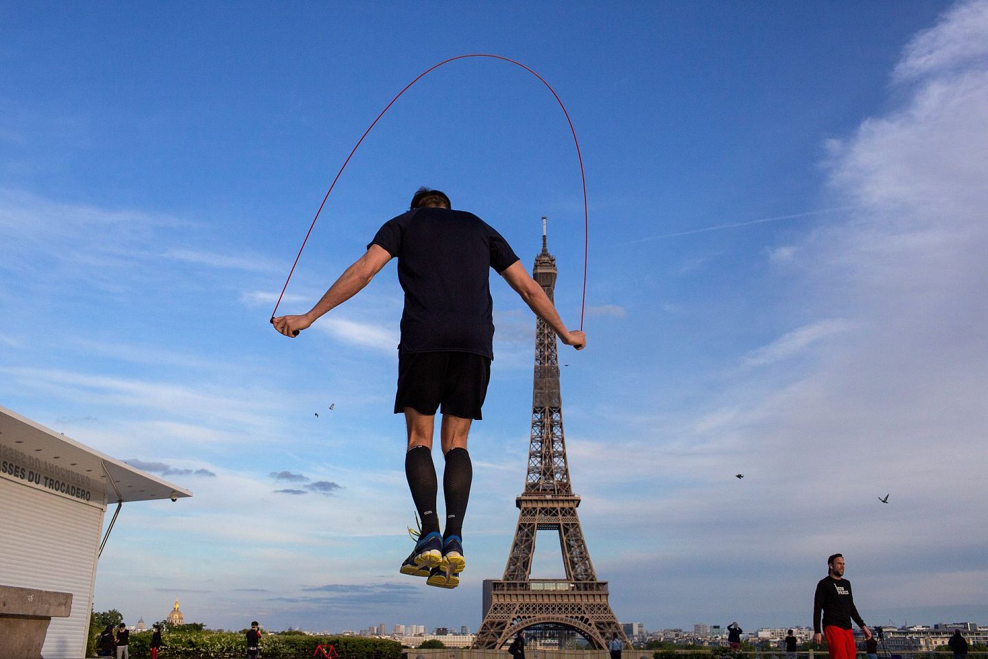 2020年5月2日，一名男子在巴黎埃菲尔铁塔附近的特罗卡德罗广场上锻炼。为了减缓新冠肺炎疫情的蔓延，法国在5月11日之前一直处于延长的居家禁令之下。（AP）