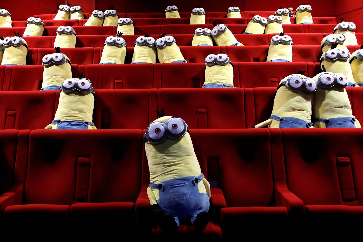 2020年6月22日，巴黎一家MK2影院对公众开放，为了保持观众群之间的社交距离，人们在影院椅子上看到小黄人玩具。（Reuters）