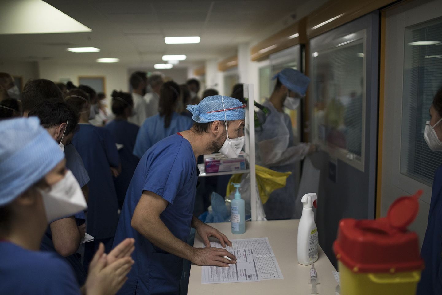 2020年11月12日，在法国南部马赛的拉蒂莫内医院，一名医务人员通过ICU病房的玻璃观察一名新冠肺炎患者。（AP）