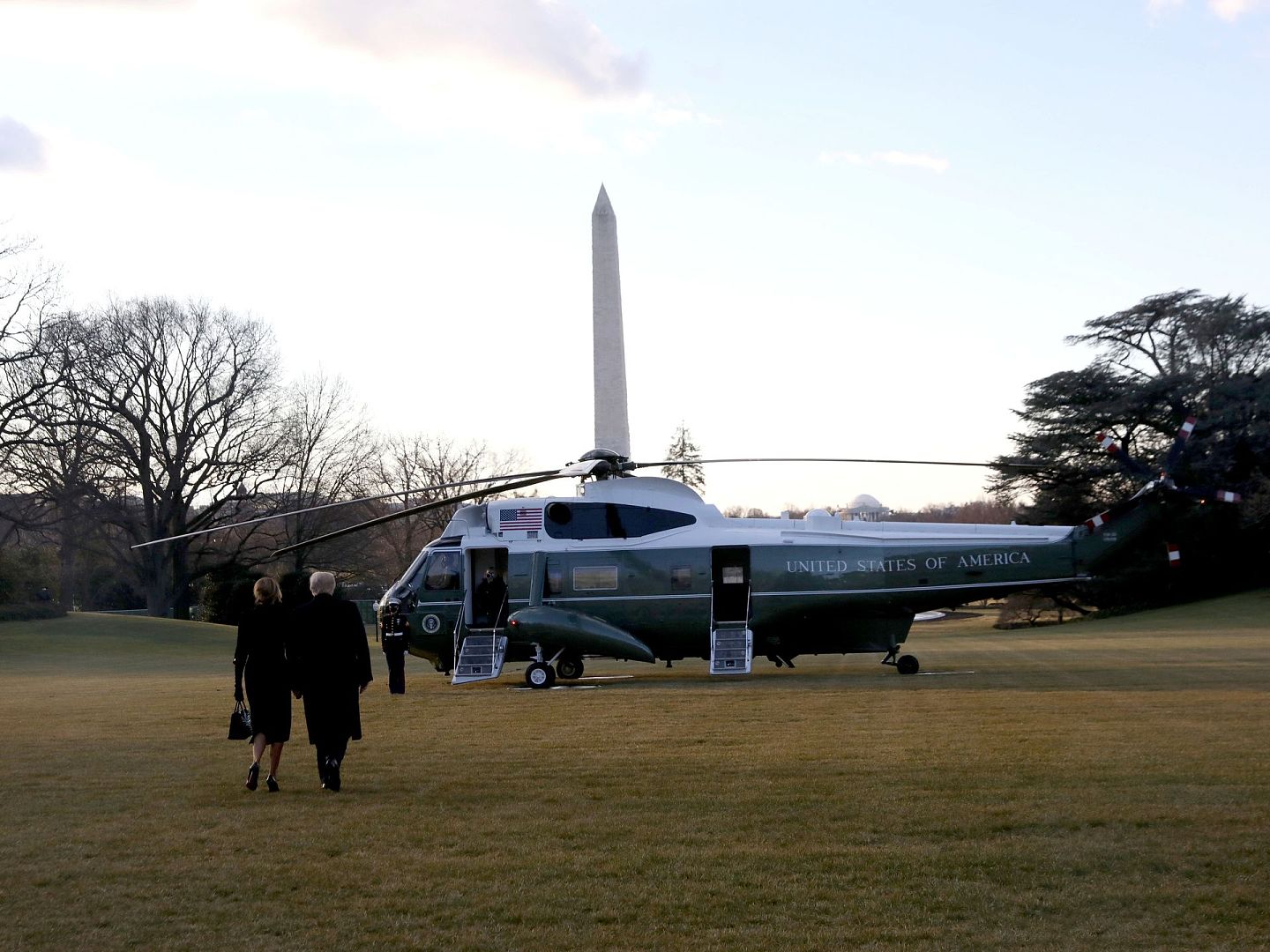 特朗普及梅拉尼娅走向直升飞机。（Reuters）
