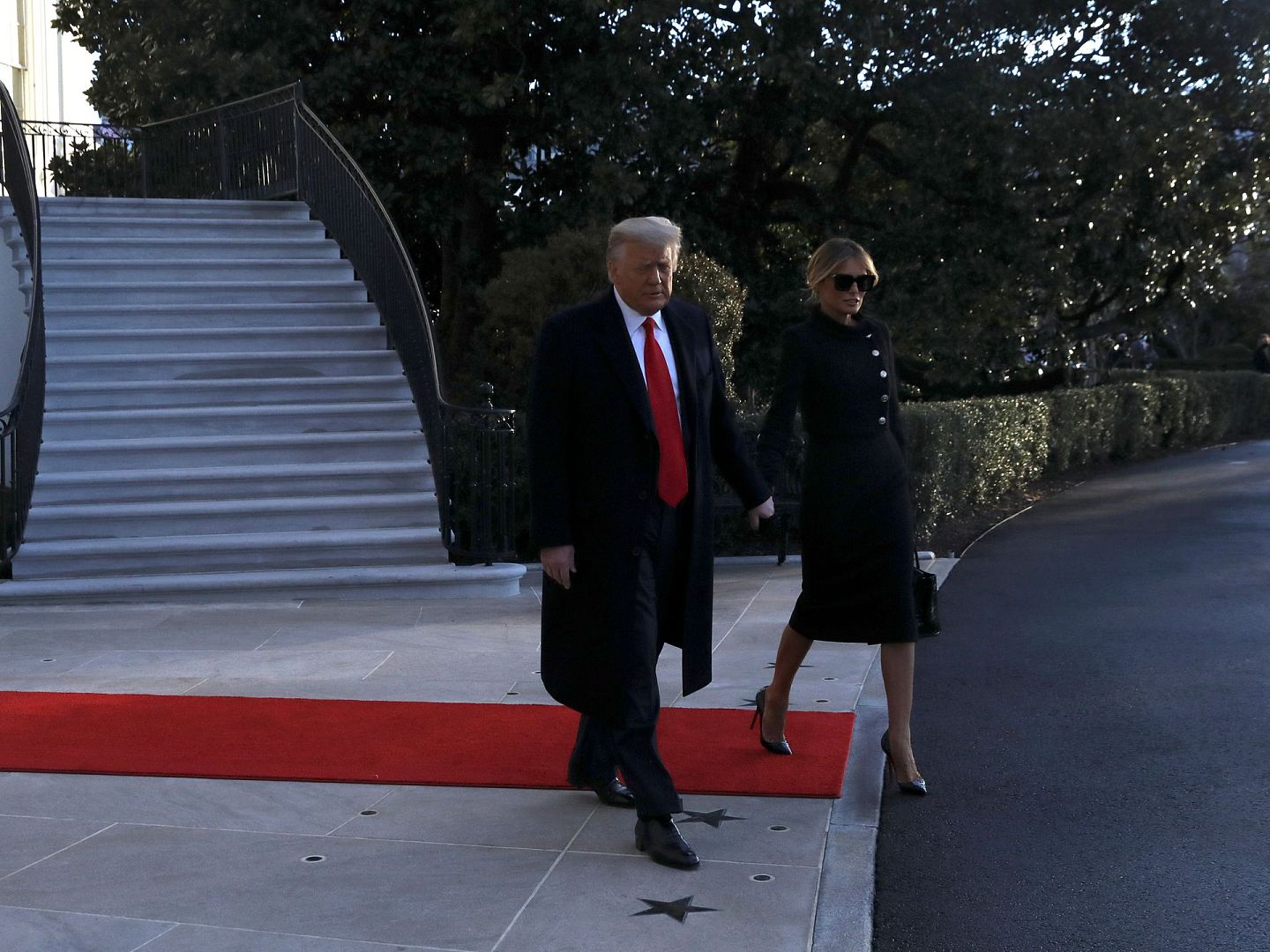 特朗普2021年1月20日正式卸任。图为特朗普及夫人梅拉尼娅（Melania Trump，右）即将离开白宫。（Reuters）