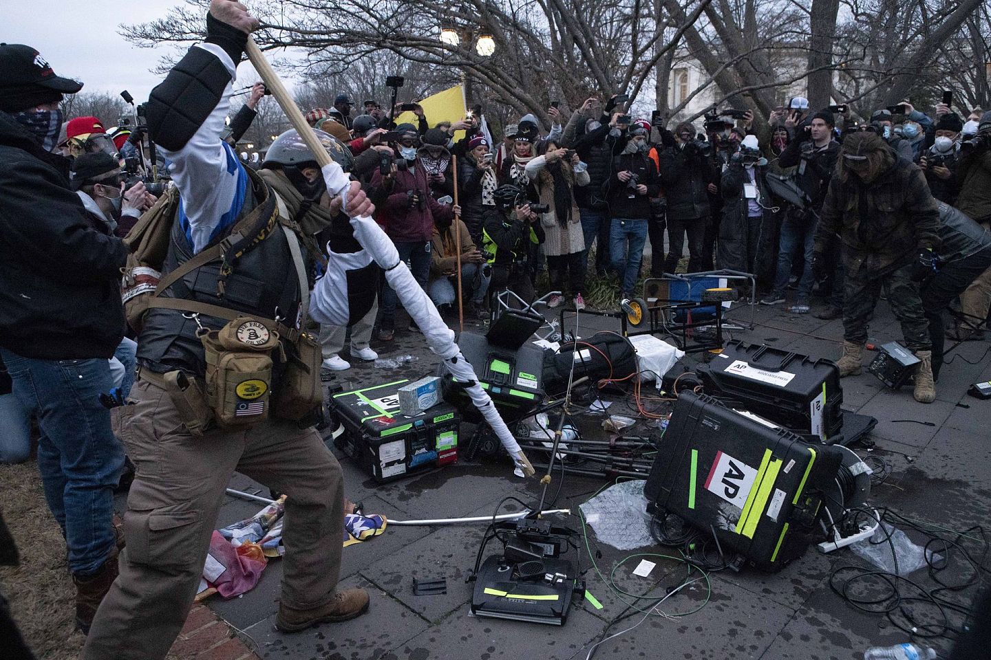 2021年1月6日，示威者在国会大厦外破坏电视设备。（AP）