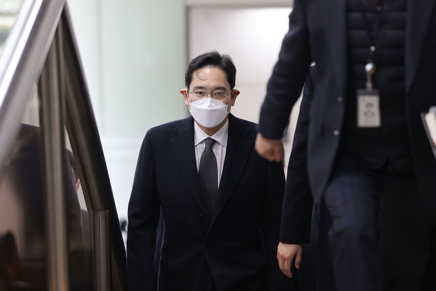 图为1月18日，三星副会长李在镕前往高等法院听取裁决。（Reuters）