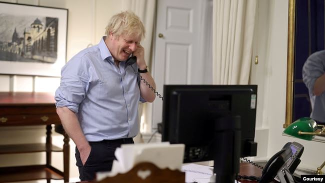 英国首相约翰逊(Boris Johnson)2021年1月23日与美国总统拜登通话（英国首相办公室照片）