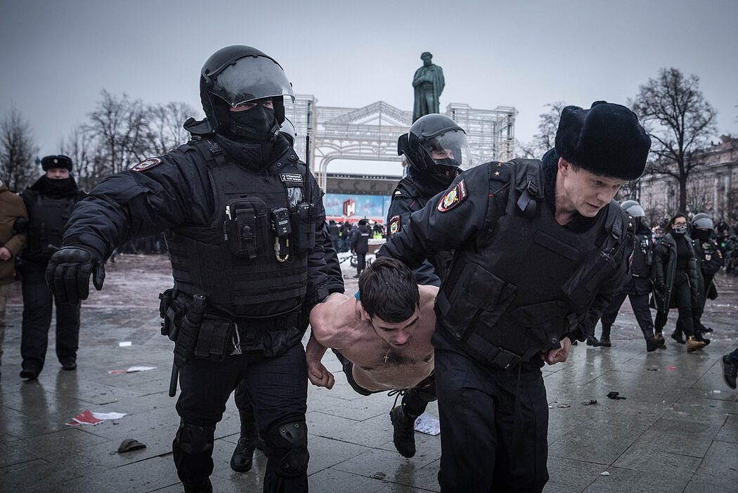 防暴警察在周六的莫斯科抗议活动中拘留了一名男子。示威者似乎比过去几年更加大胆。