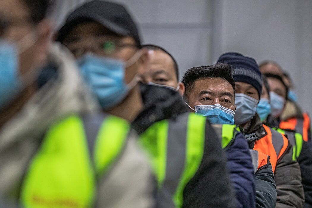 1月15日，北京，人们排队等待接种国药集团生产的疫苗。可能由于中国政府认为大规模感染的风险较低，因此似乎在过度出口中国制造的疫苗。
