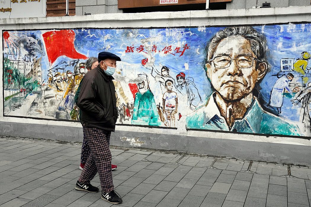 武汉的一幅关于大流行的宣传壁画，画中人物是首位在中国官方电视台宣布病毒可以人传人的医生钟南山。周五是武汉封锁一周年纪念日的前一天，该市是世界首个被封锁的城市。