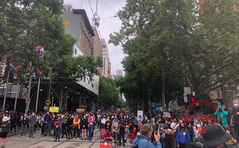 直播！墨尔本数千人冒雨集会，抵制澳洲日，示威者与警方爆发冲突（视频/组图） - 5