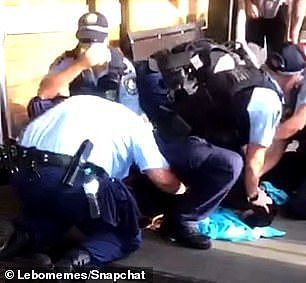 “你快掐死我了！” 悉尼火车站爆冲突，青少年遭数名警察压地锁喉（视频/组图） - 2