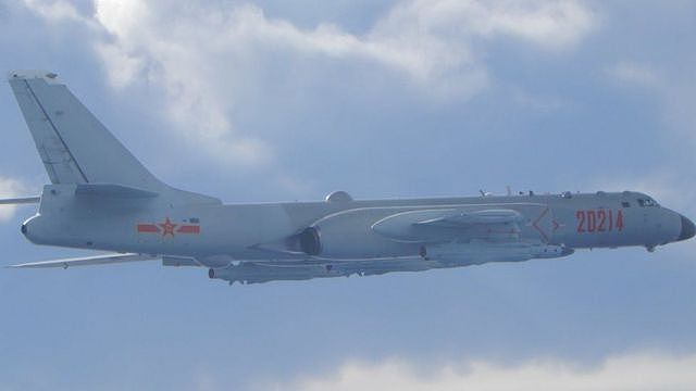 一架中国解放军军机在海峡上空飞行（Credit: Reuters）