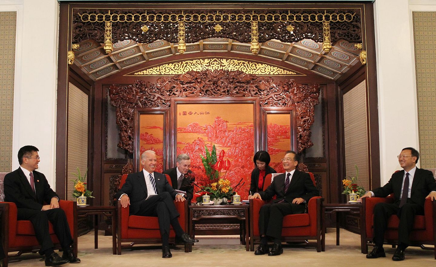 2011年8月19日，时任美国副总统拜登和时任中国国务院总理温家宝（右二）在北京中南海领导人大院会见时，时任美国驻华大使骆家辉（左）和时任中国外交部长杨洁篪（右二）在一起。（Getty）