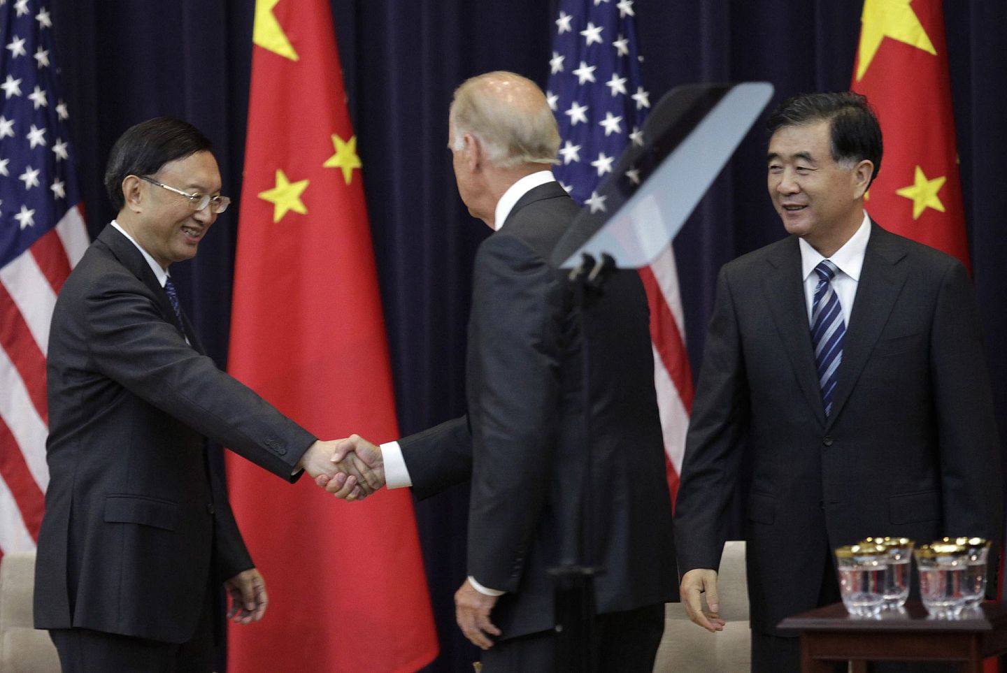 杨洁篪在中美关系中发挥了沟通的作用。图为2013年7月10日，华盛顿美国国务院，中美战略与经济对话开幕后，时任美国副总统拜登与时任中国国务委员杨洁篪握手。