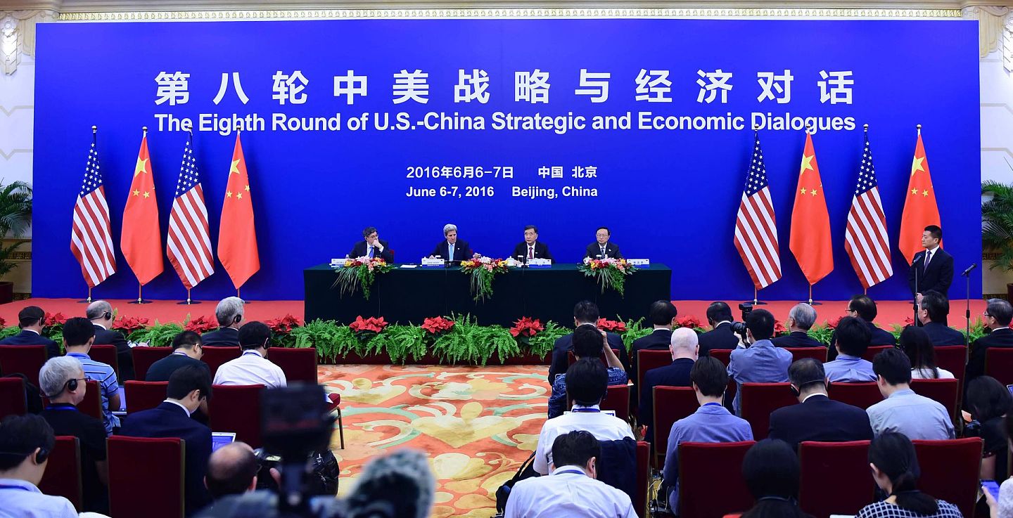 奥巴马时期的中美战略与经济对话中，杨洁篪与美国对接。图为2016年6月7日，第八轮中美战略与经济对话闭幕式暨记者会在北京举行。（新华社）
