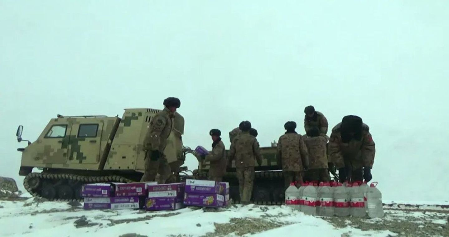 解放军用JM-8“蟒”式履带式全地形车运送物资。（微博@两年橄榄绿）