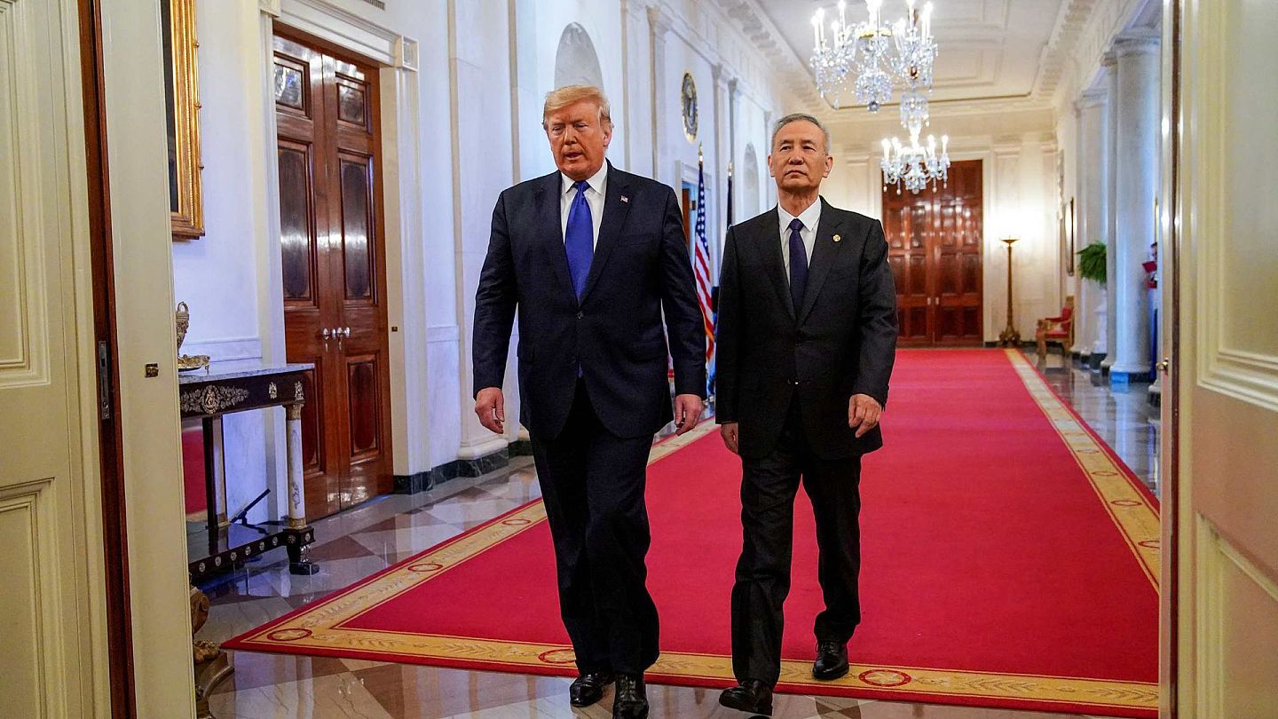 2020年1月15日，美国总统特朗普在白宫东厅与中国副总理刘鹤签署中美第一阶段贸易协议。（路透社）
