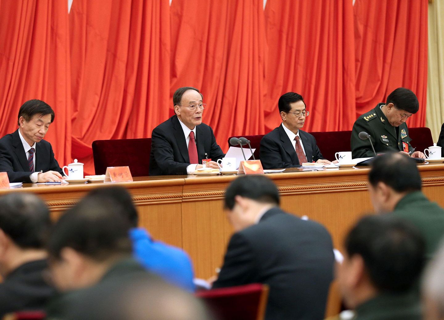 2016年1月12日，王岐山（左二）出席中共十八届中纪委第六次全体会议画面。（新华社）