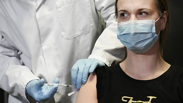 一名荷兰医生接种莫德纳疫苗
