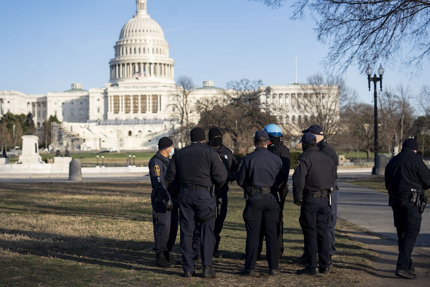 2021年1月7日，美国安保人员在首都华盛顿的国会大厦附近警戒。（新华社）