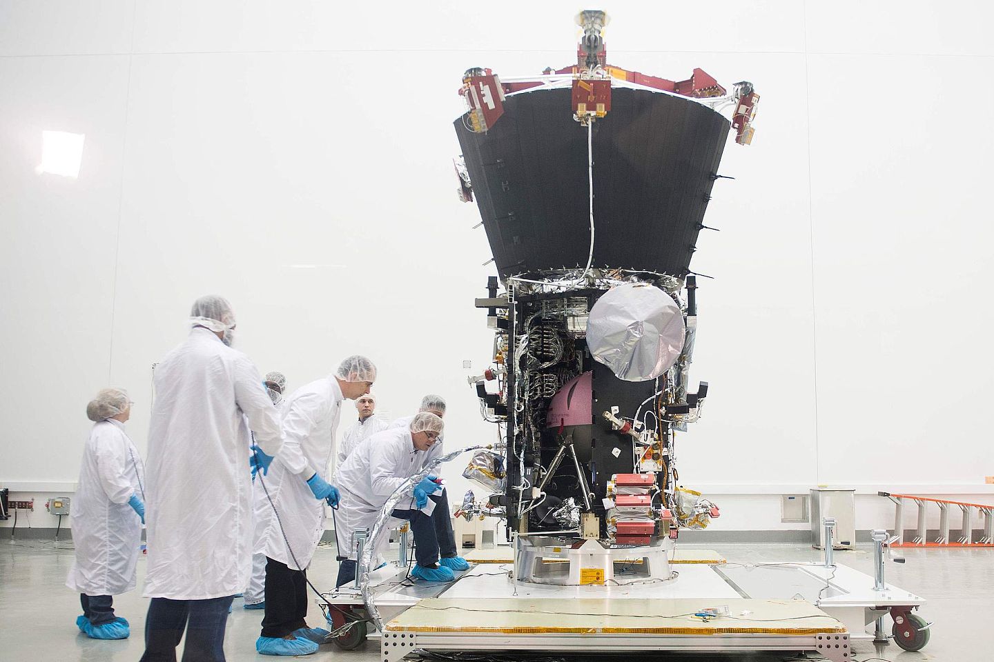 美国帕克太阳探测器于2018年6月27日首次安装部署了尖端的热保护系统（Thermal Protection System ）。（视觉中国）