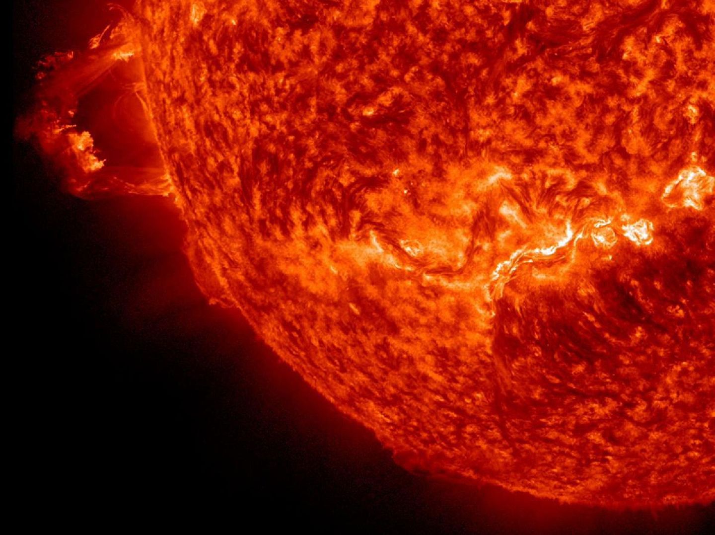 2012年11月16日，美国国家航空航天管理局发布的照片显示，太阳表面在四小时时间内有两处明显的耀斑喷发，这一景象由304埃极端紫外线波长捕捉。（视觉中国）