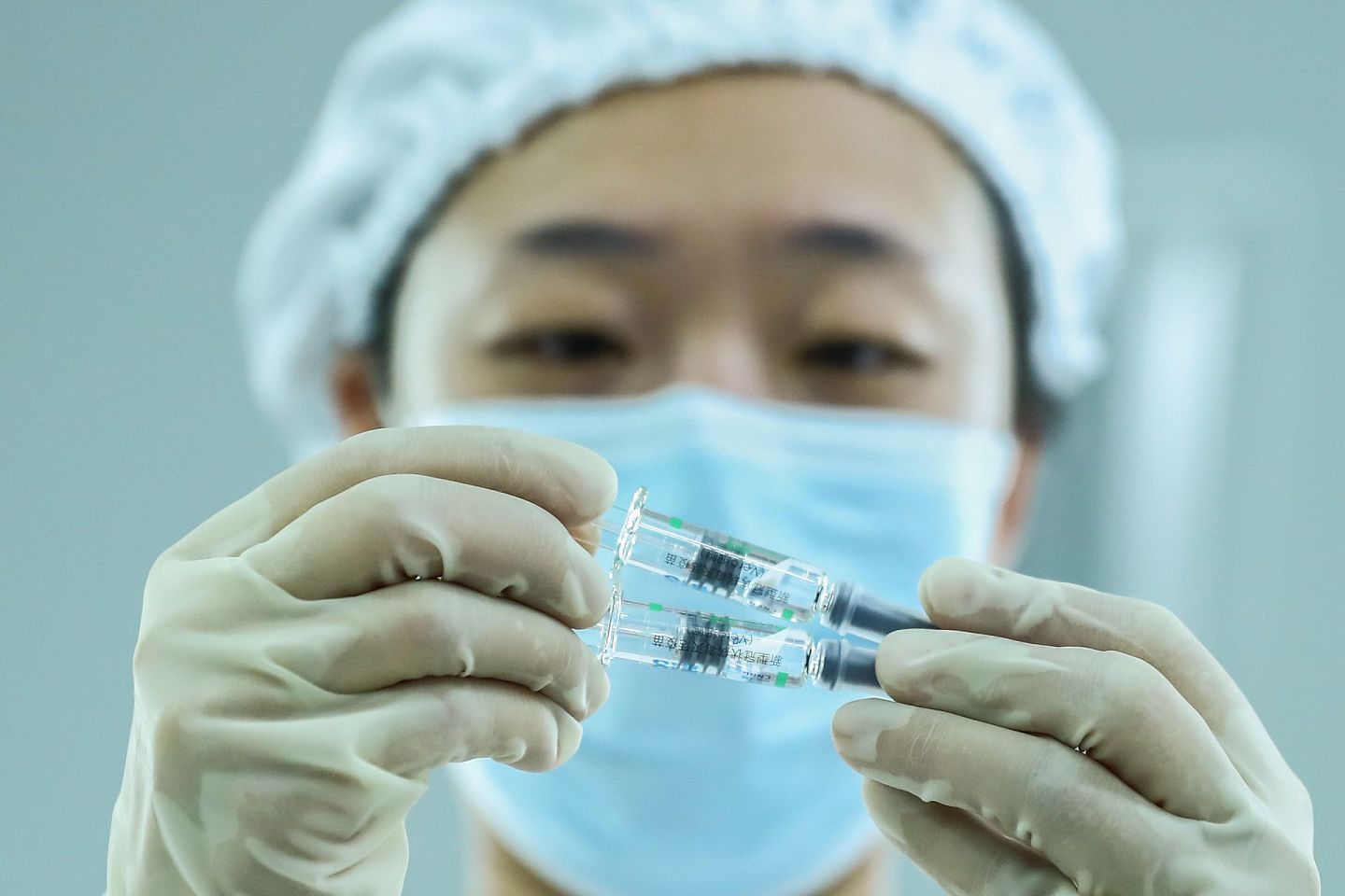 2020年12月25日，工作人员在国药集团中国生物北京生物制品研究所的新冠病毒灭活疫苗分包装车间内检查产品包装质量。 （新华社）