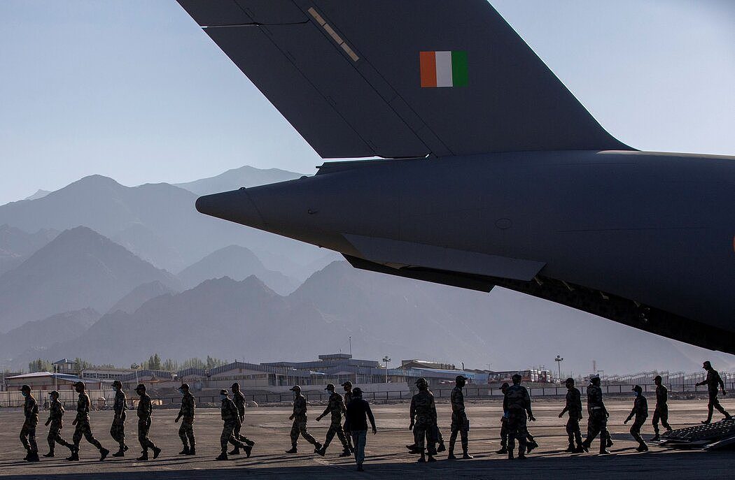 9月，印度士兵在拉达克地区的一个基地走下军用运输机。