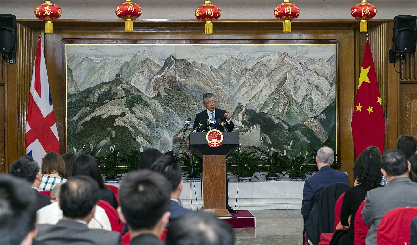 2020年8月15日，刘晓明在英国伦敦举行中外记者会，强调香港是中国的领土，香港事务绝不容外国插手。（新华社）